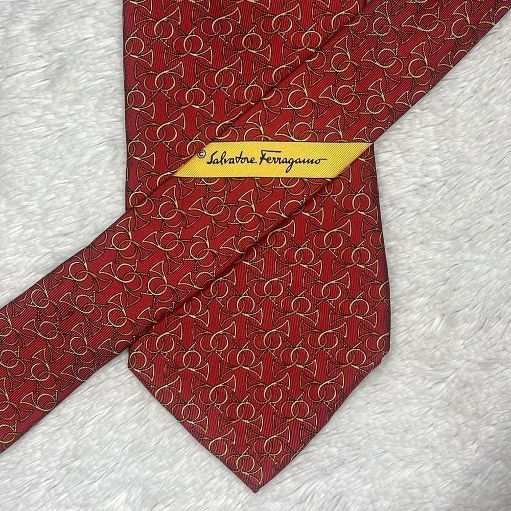 Salvatore Ferragarmo Made In Italy 100% Silk Red/Gold Horn Tie - Picture 1 of 5